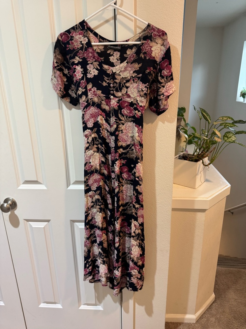 Vintage Floral Midi Dress with Short Sleeves - Black and Pink